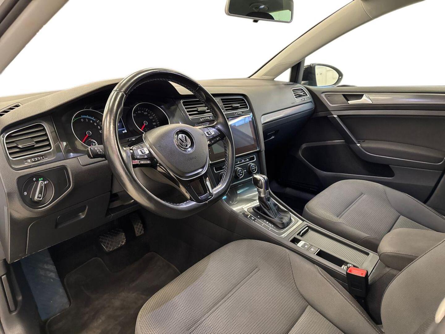 VOLKSWAGEN Golf 2018