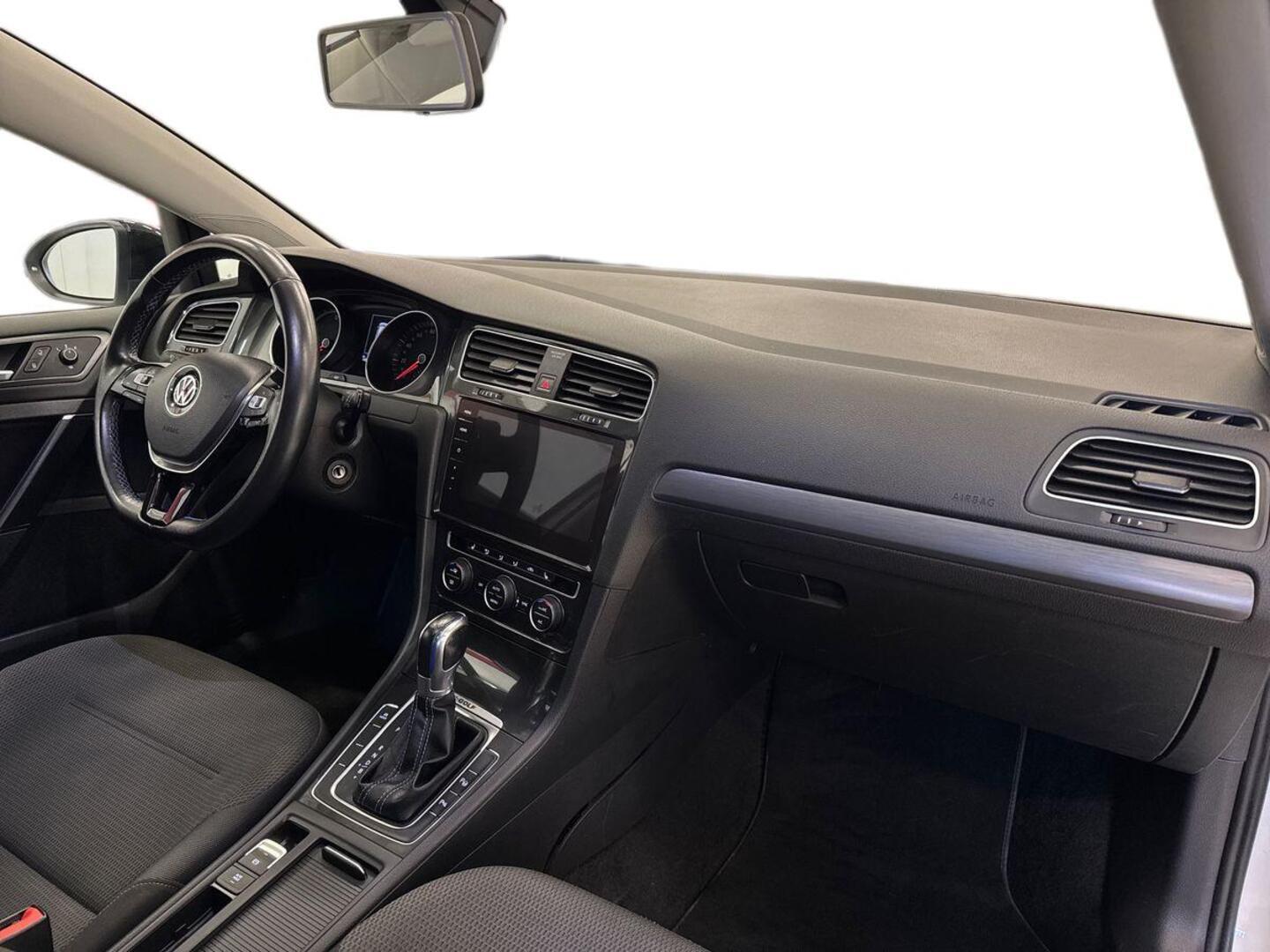 VOLKSWAGEN Golf 2018