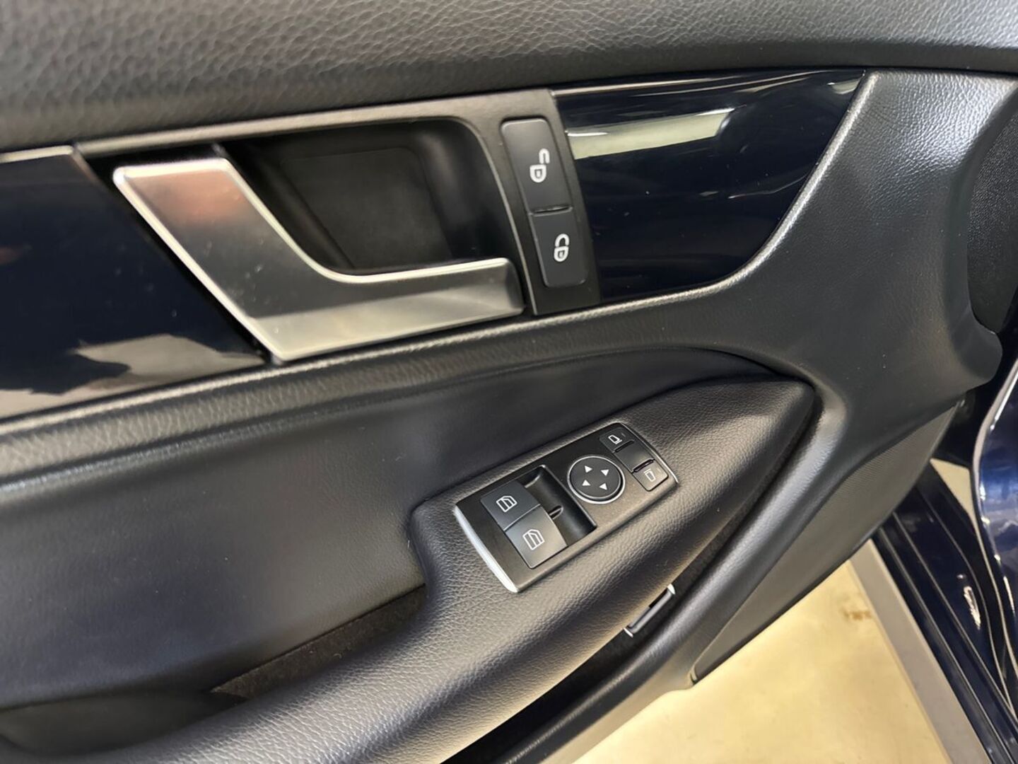 MERCEDES-BENZ C 2012
