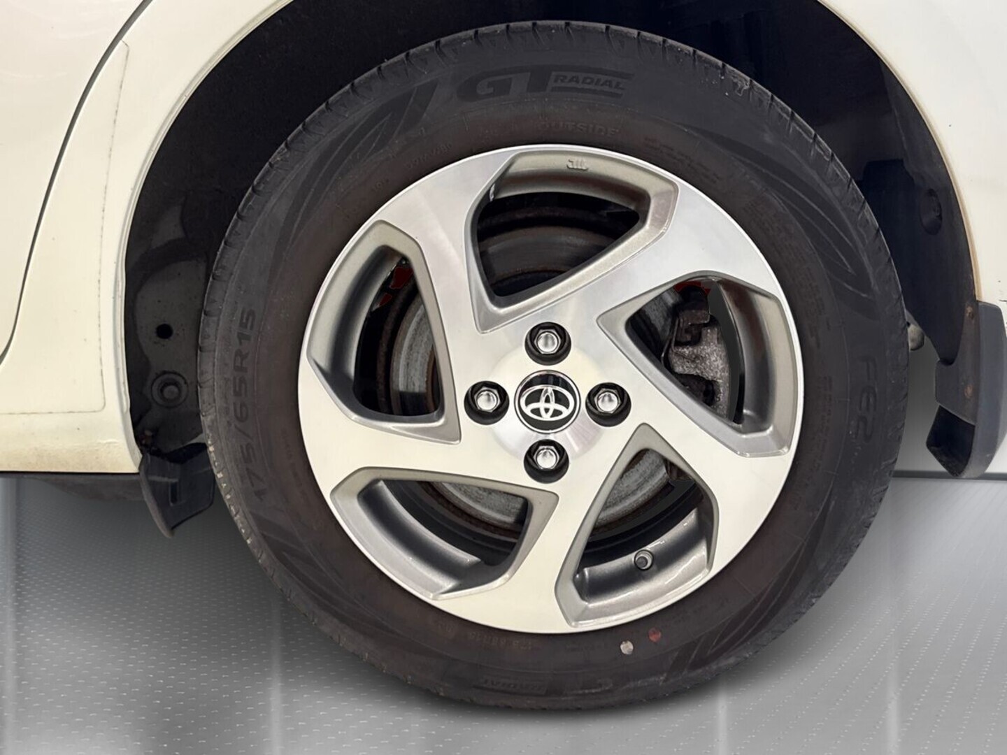 TOYOTA Yaris 2016