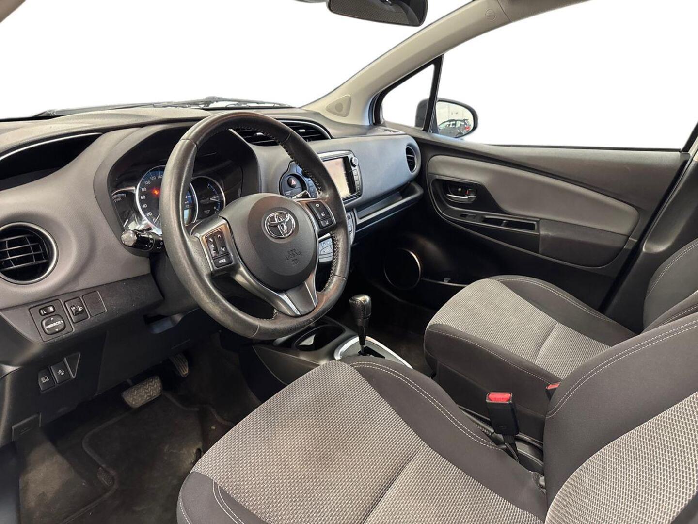 TOYOTA Yaris 2016