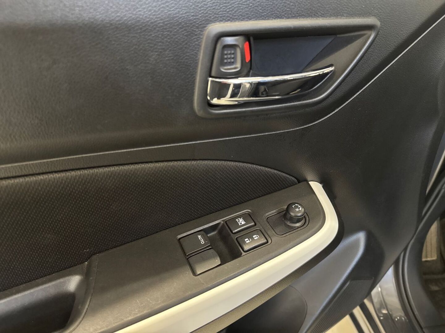SUZUKI Swift 2017