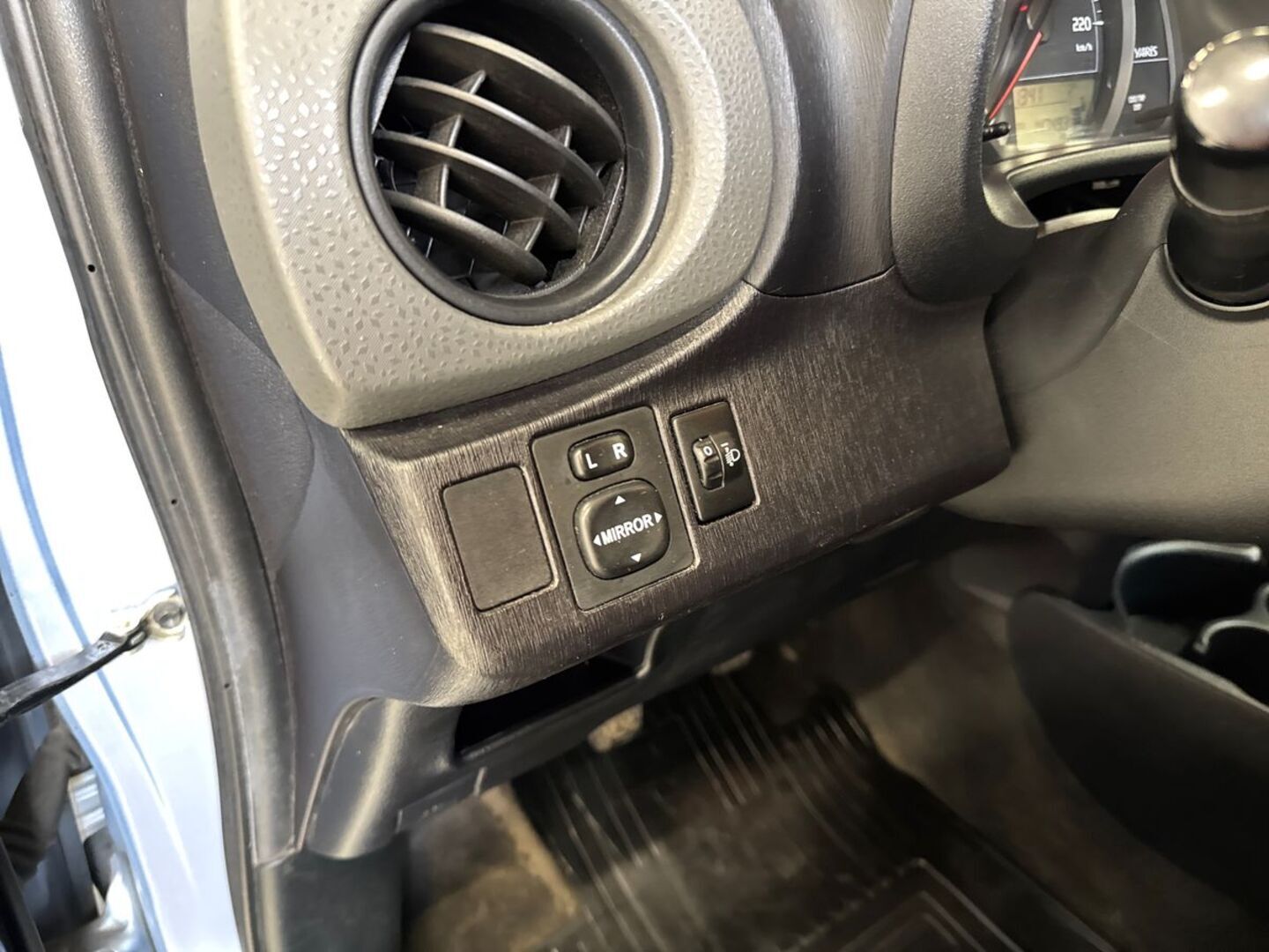 TOYOTA Yaris 2012