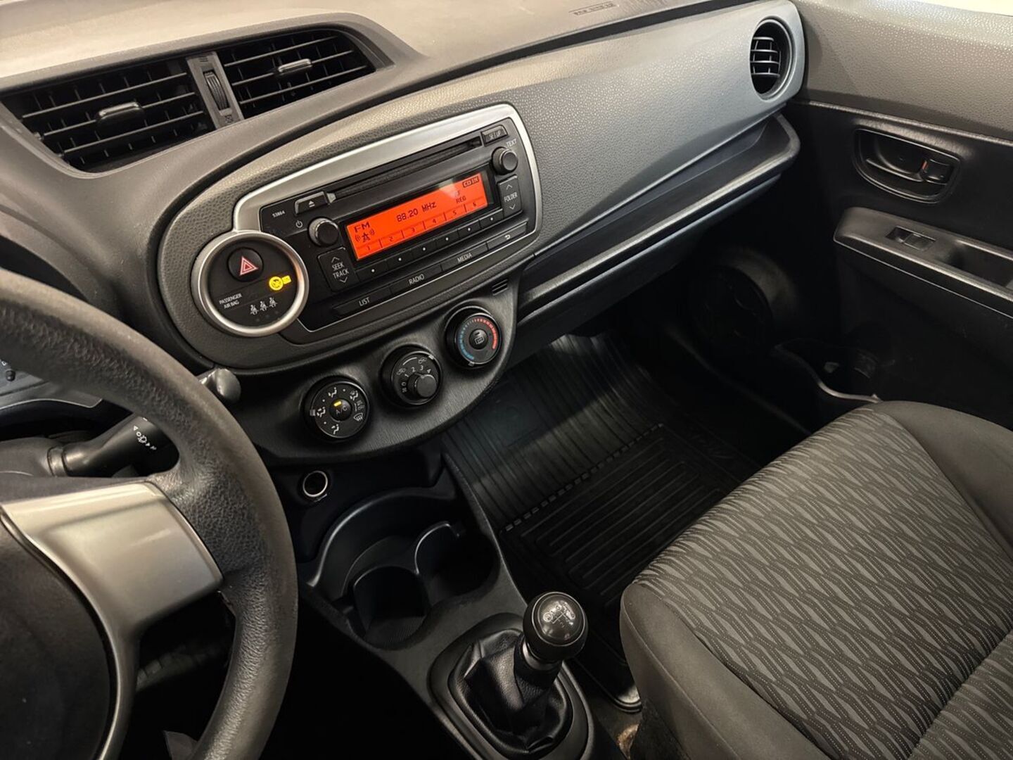 TOYOTA Yaris 2012