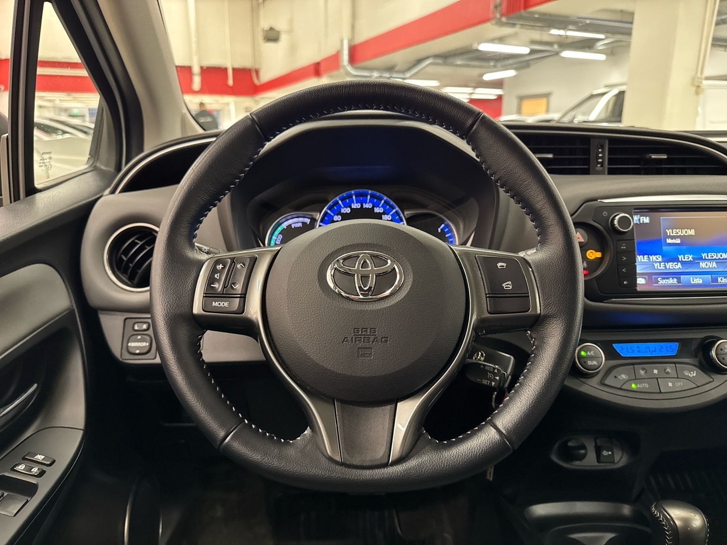 TOYOTA Yaris 2015
