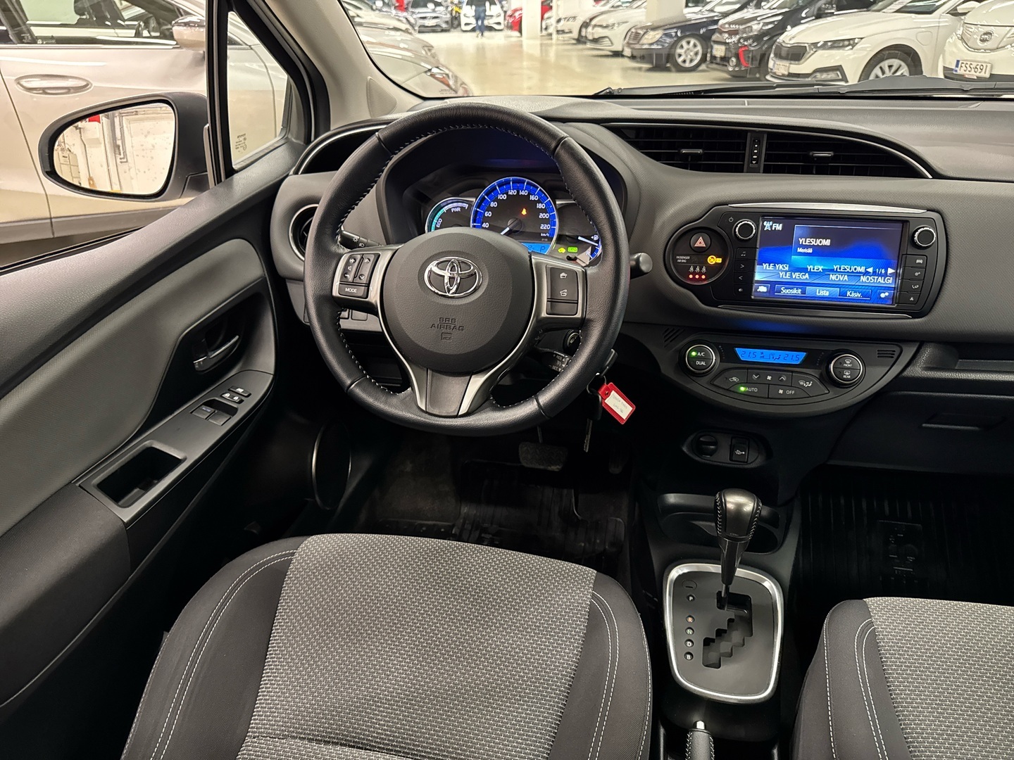 TOYOTA Yaris 2015