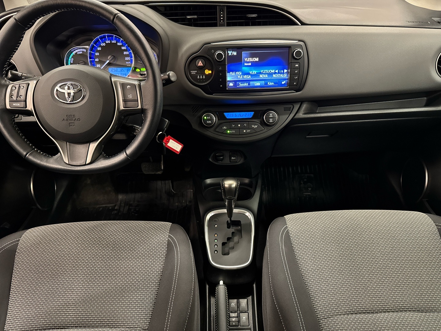 TOYOTA Yaris 2015