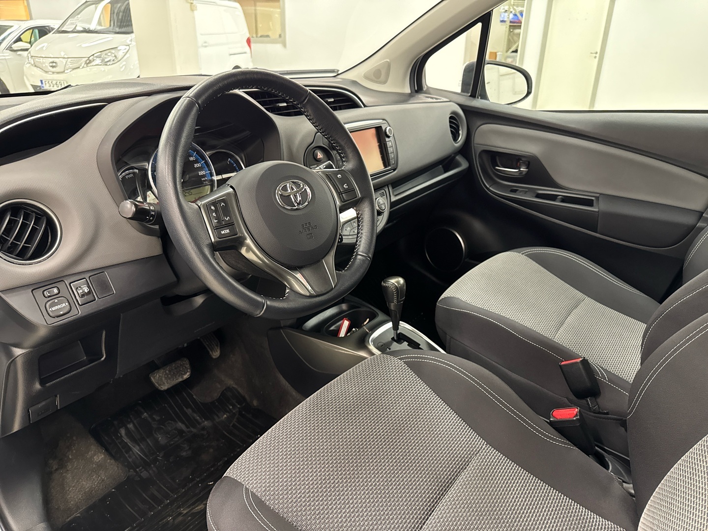 TOYOTA Yaris 2015