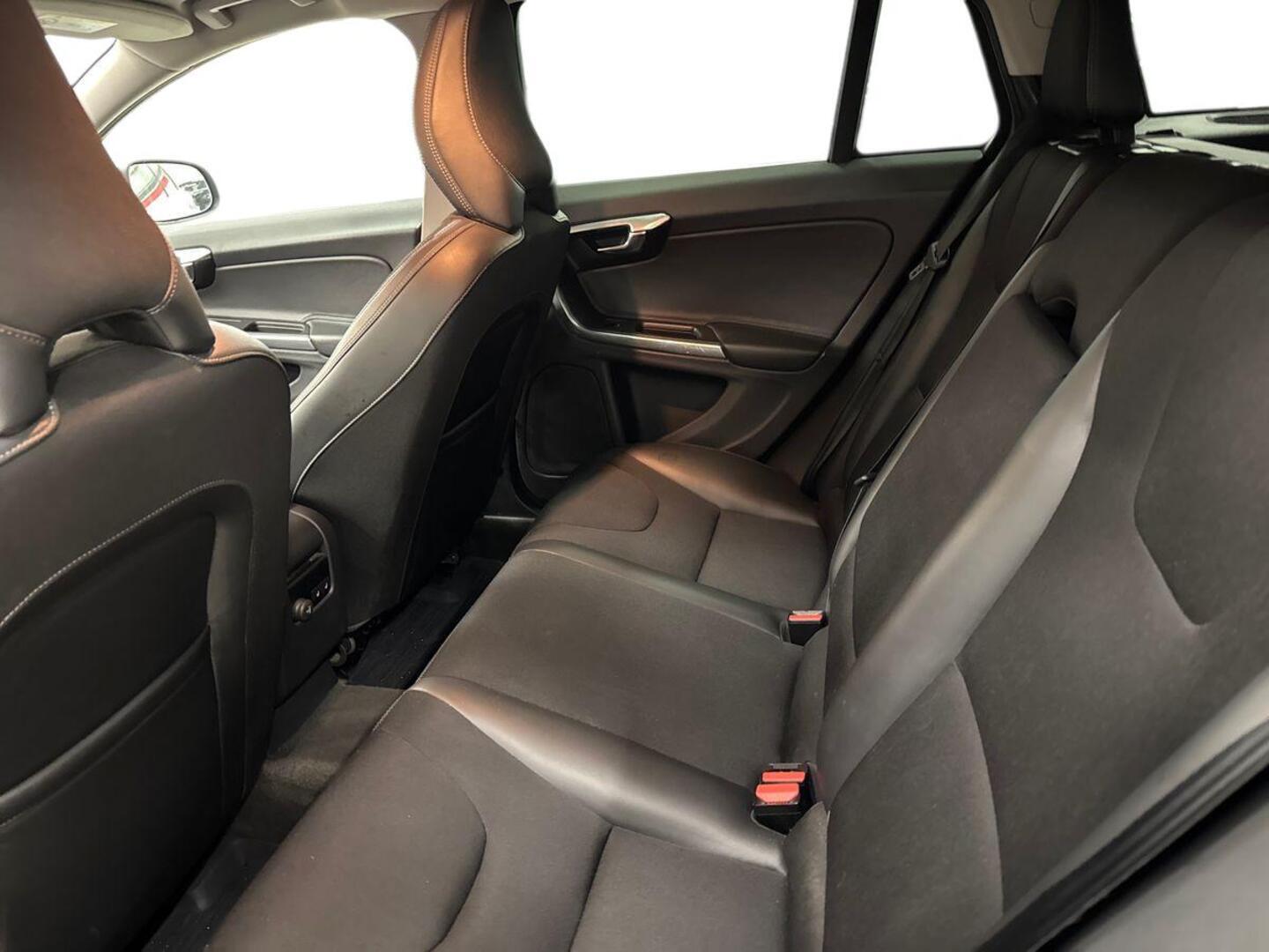 VOLVO V60 2016