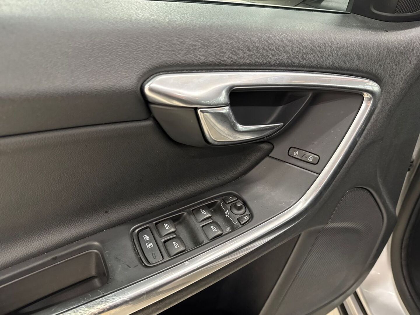 VOLVO V60 2016