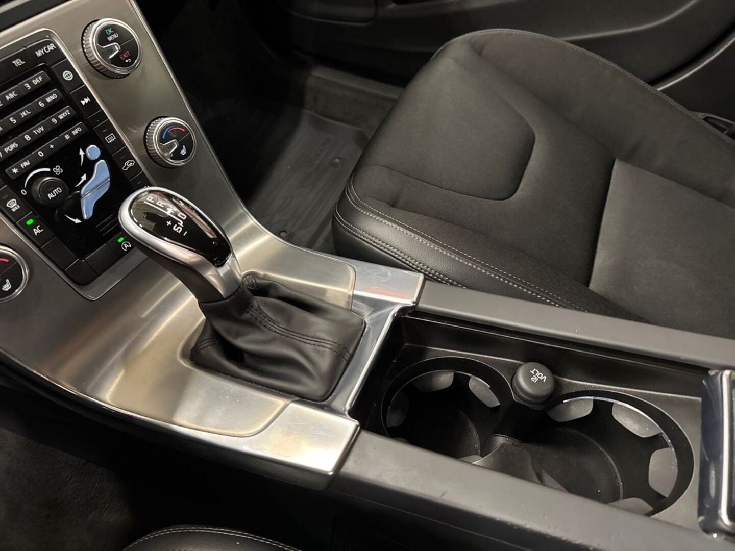 VOLVO V60 2016