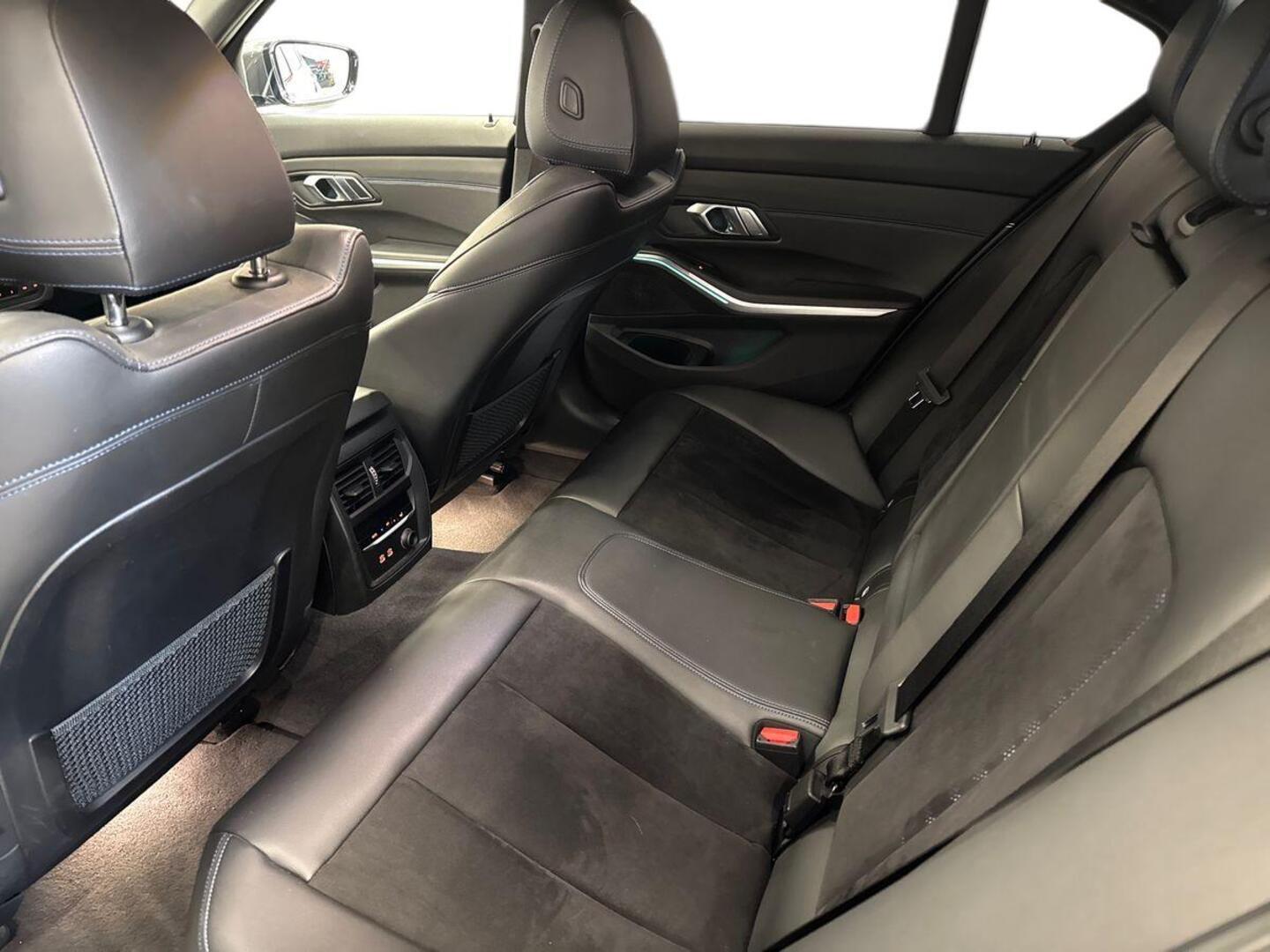 BMW 330 2019