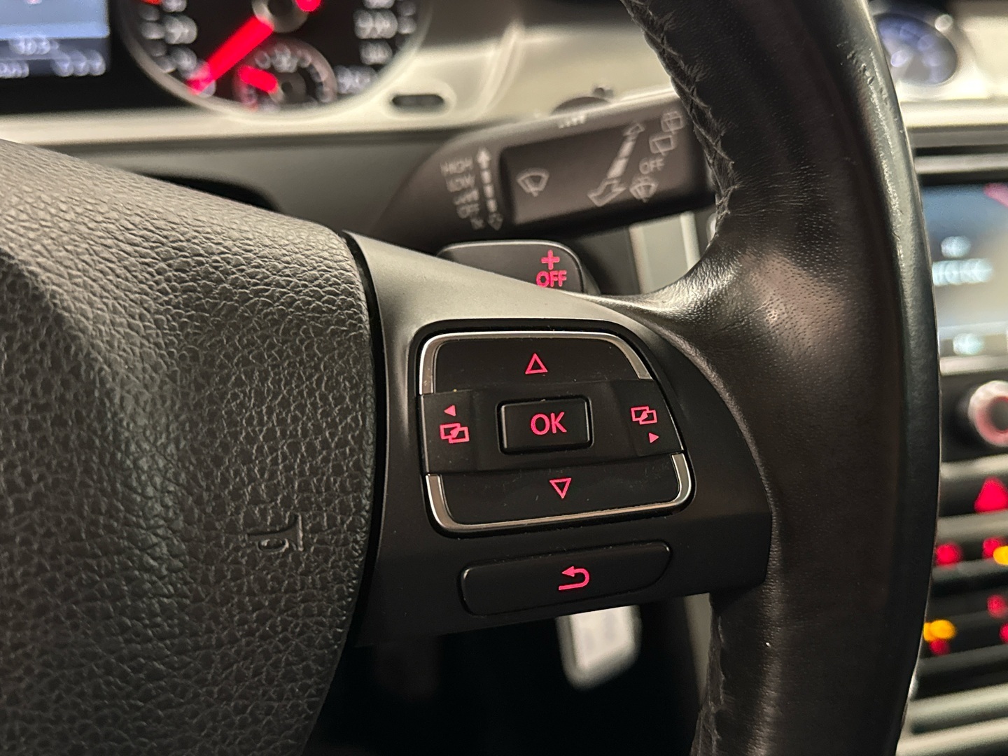 VOLKSWAGEN Passat 2011