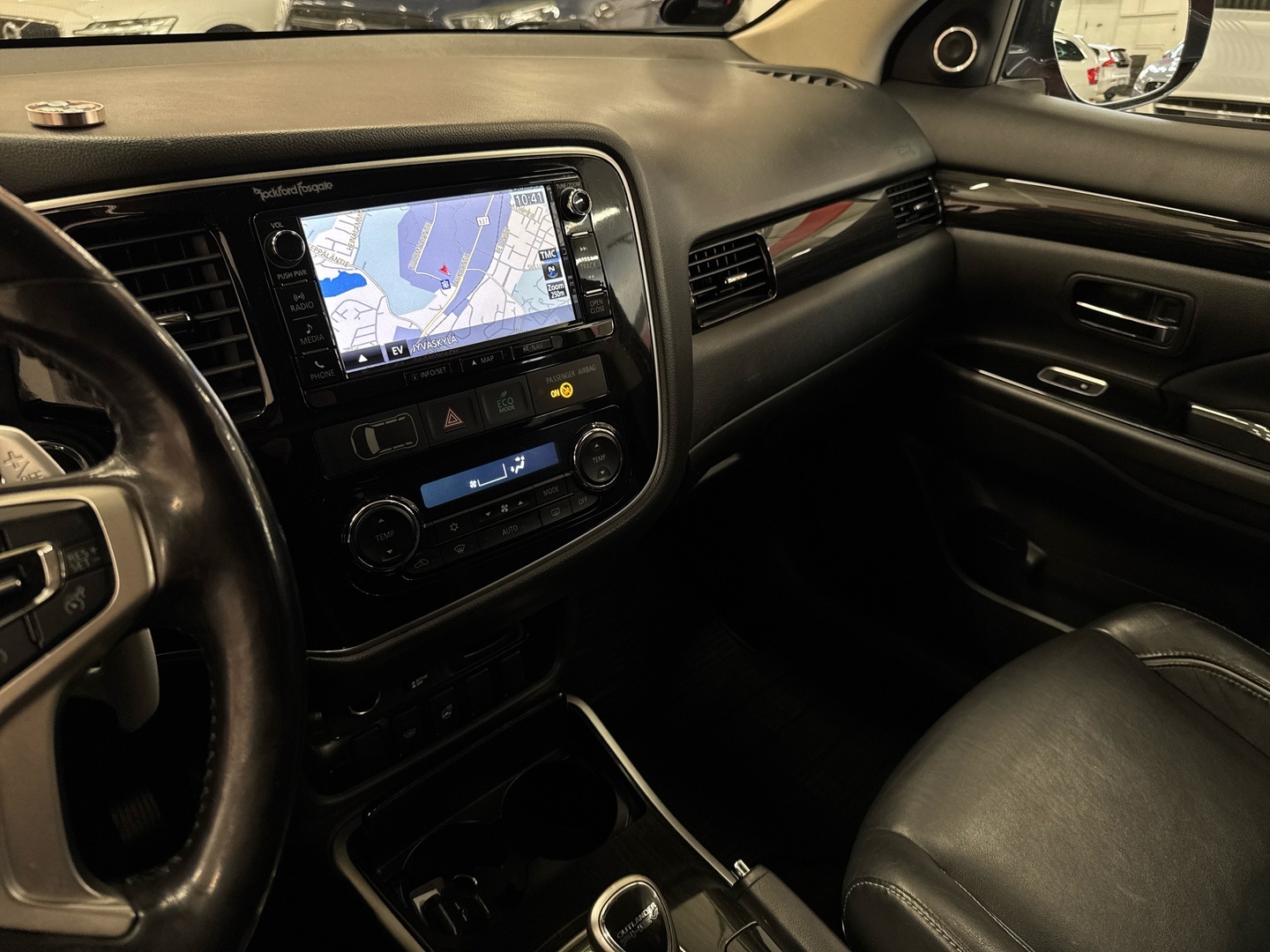 MITSUBISHI Outlander PHEV 2015