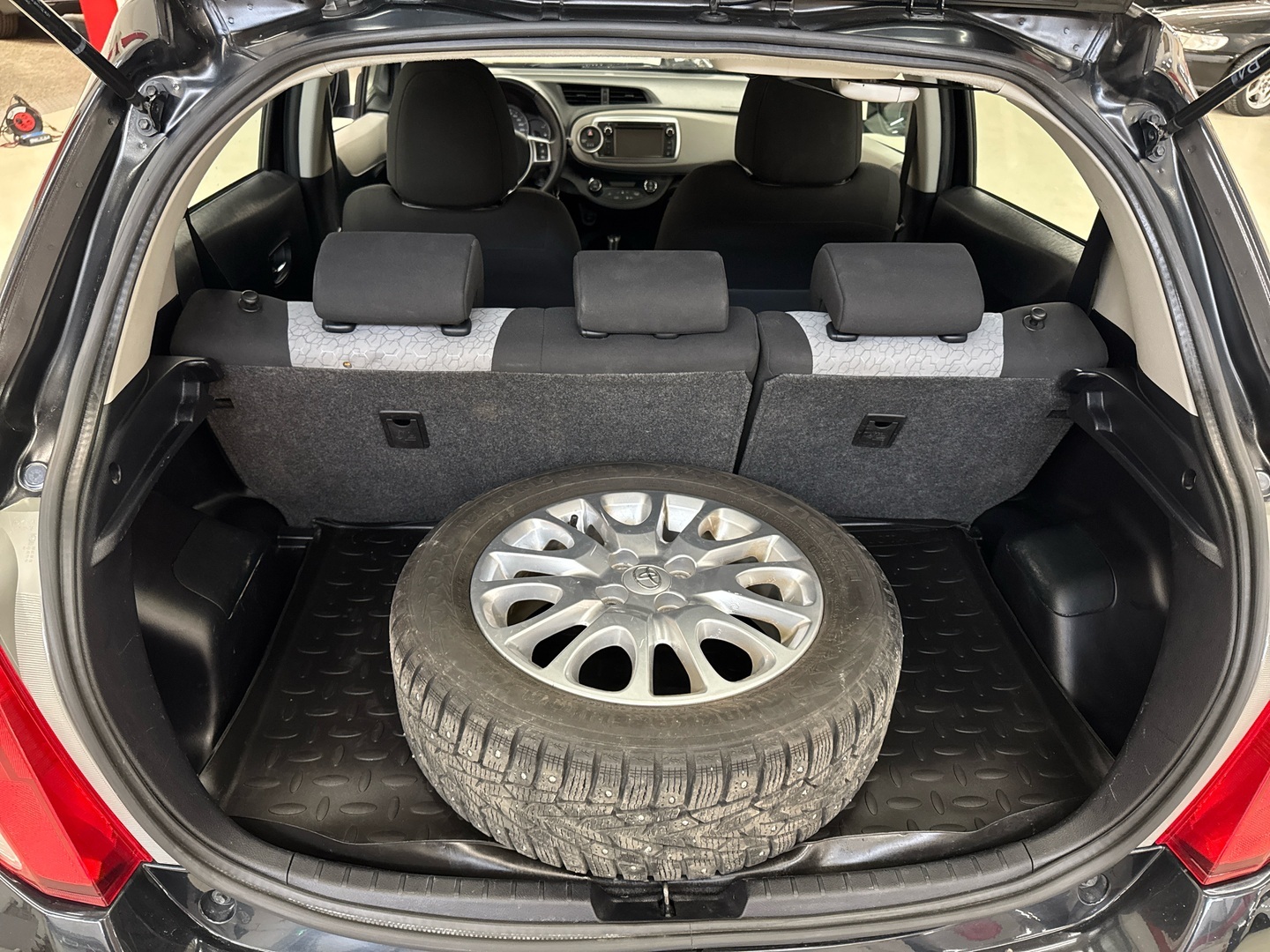 TOYOTA Yaris 2012