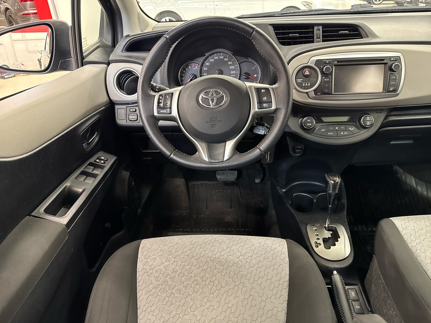 TOYOTA Yaris 2012