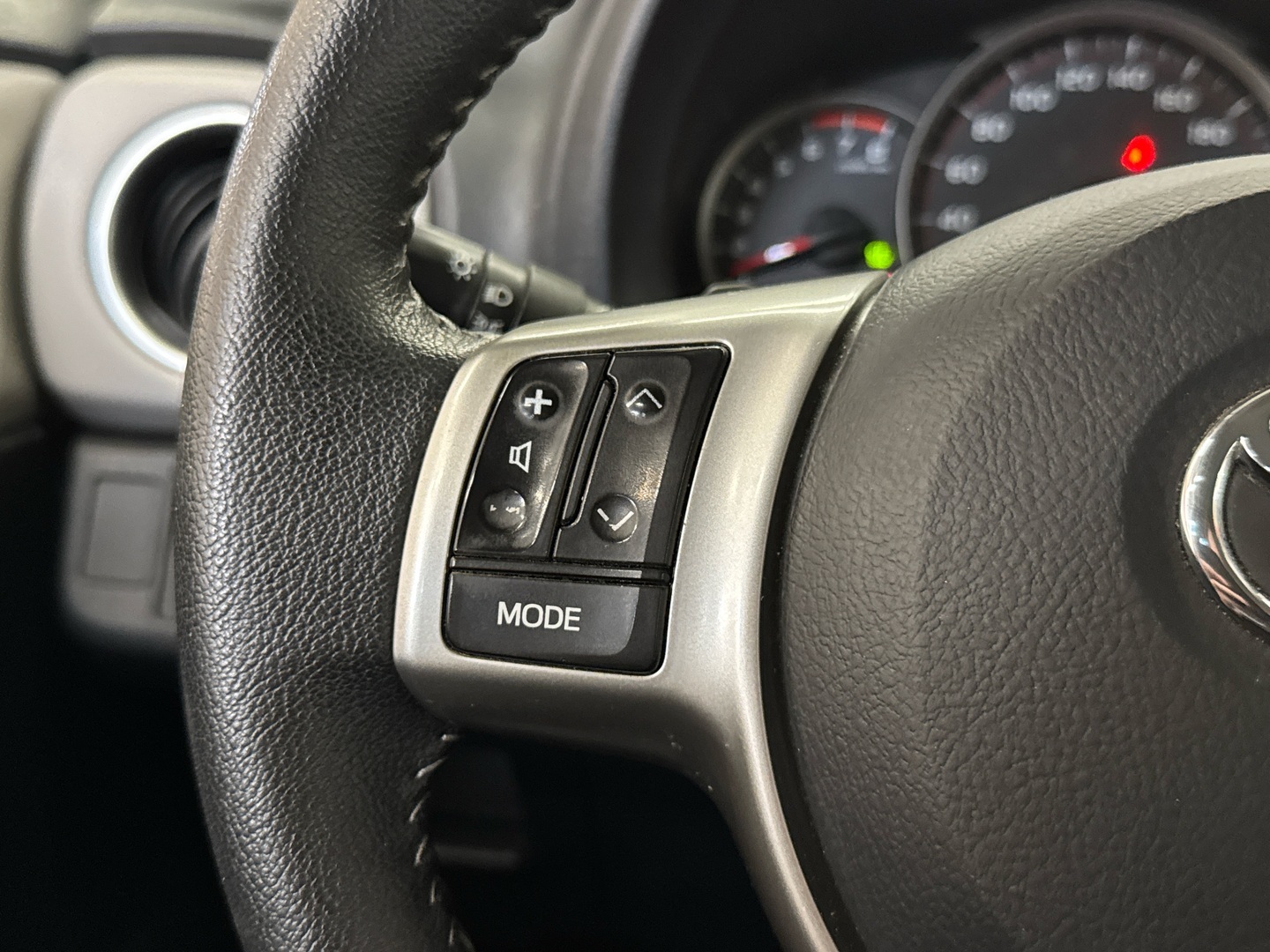 TOYOTA Yaris 2012