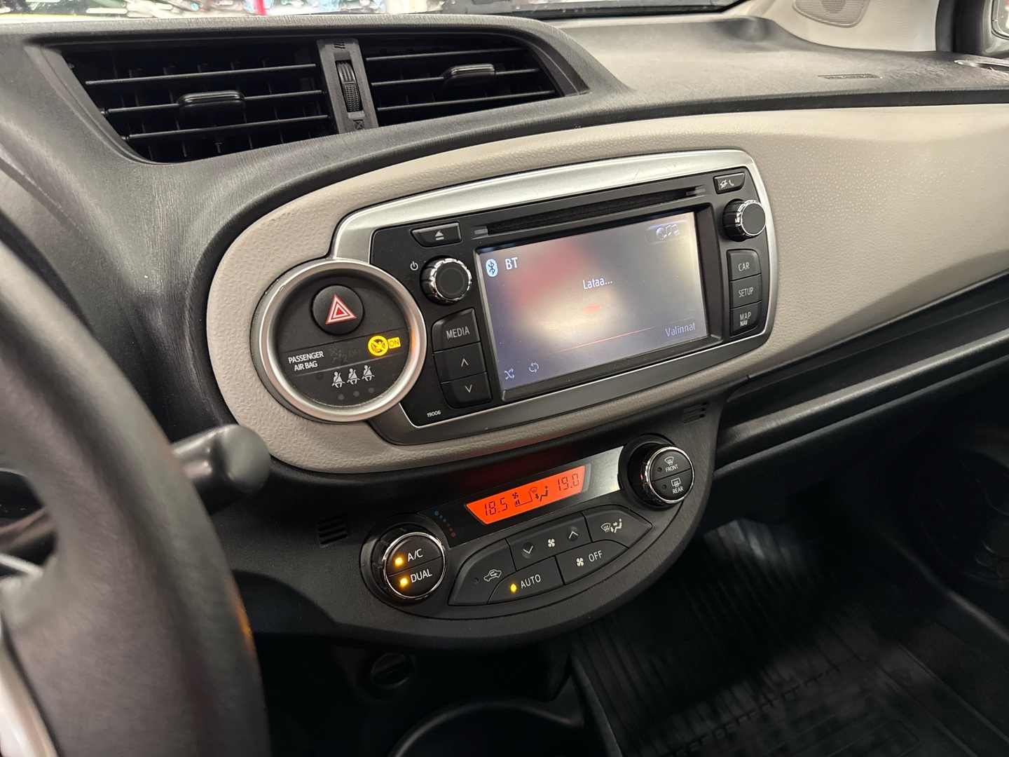 TOYOTA Yaris 2012
