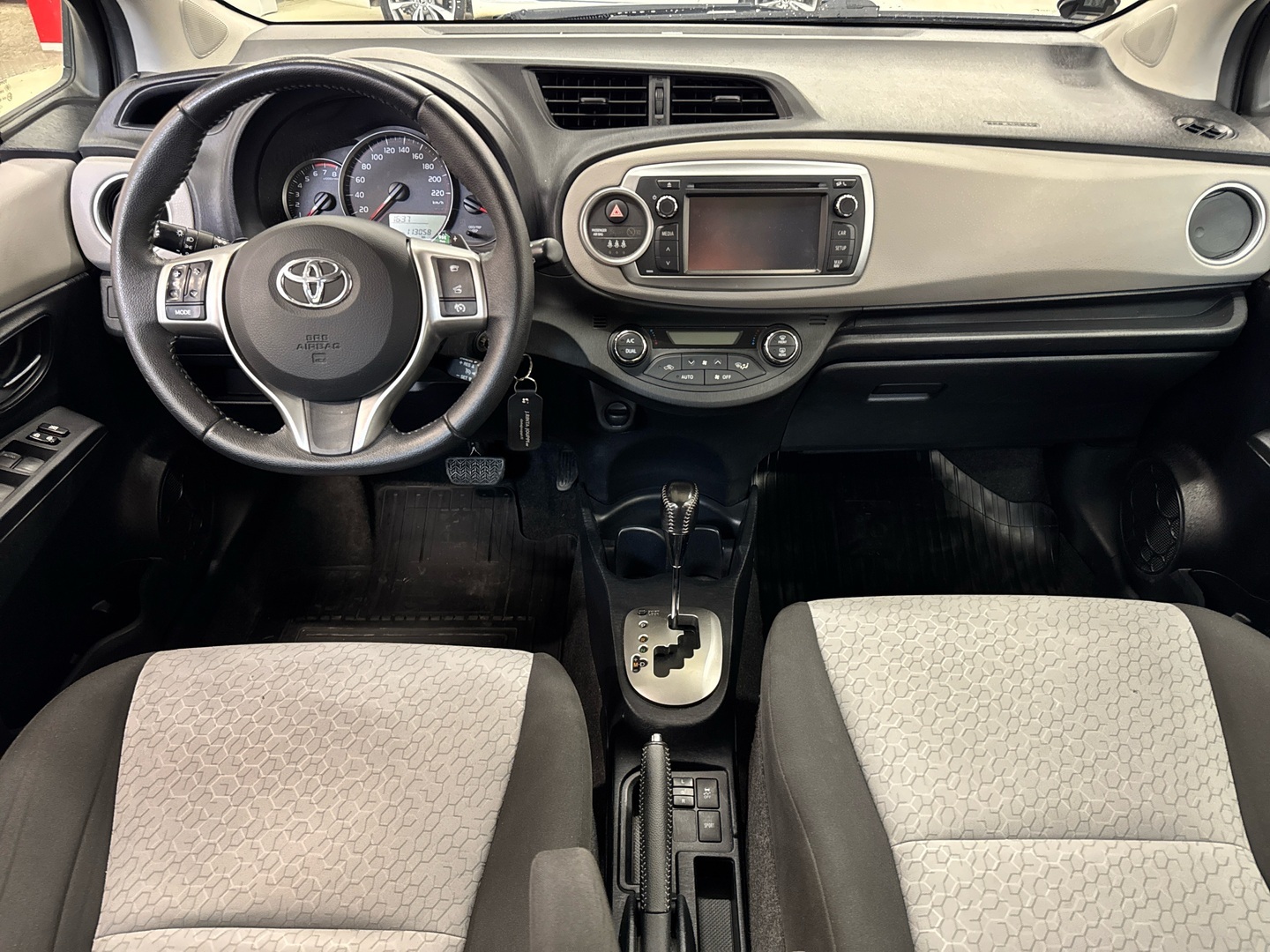 TOYOTA Yaris 2012