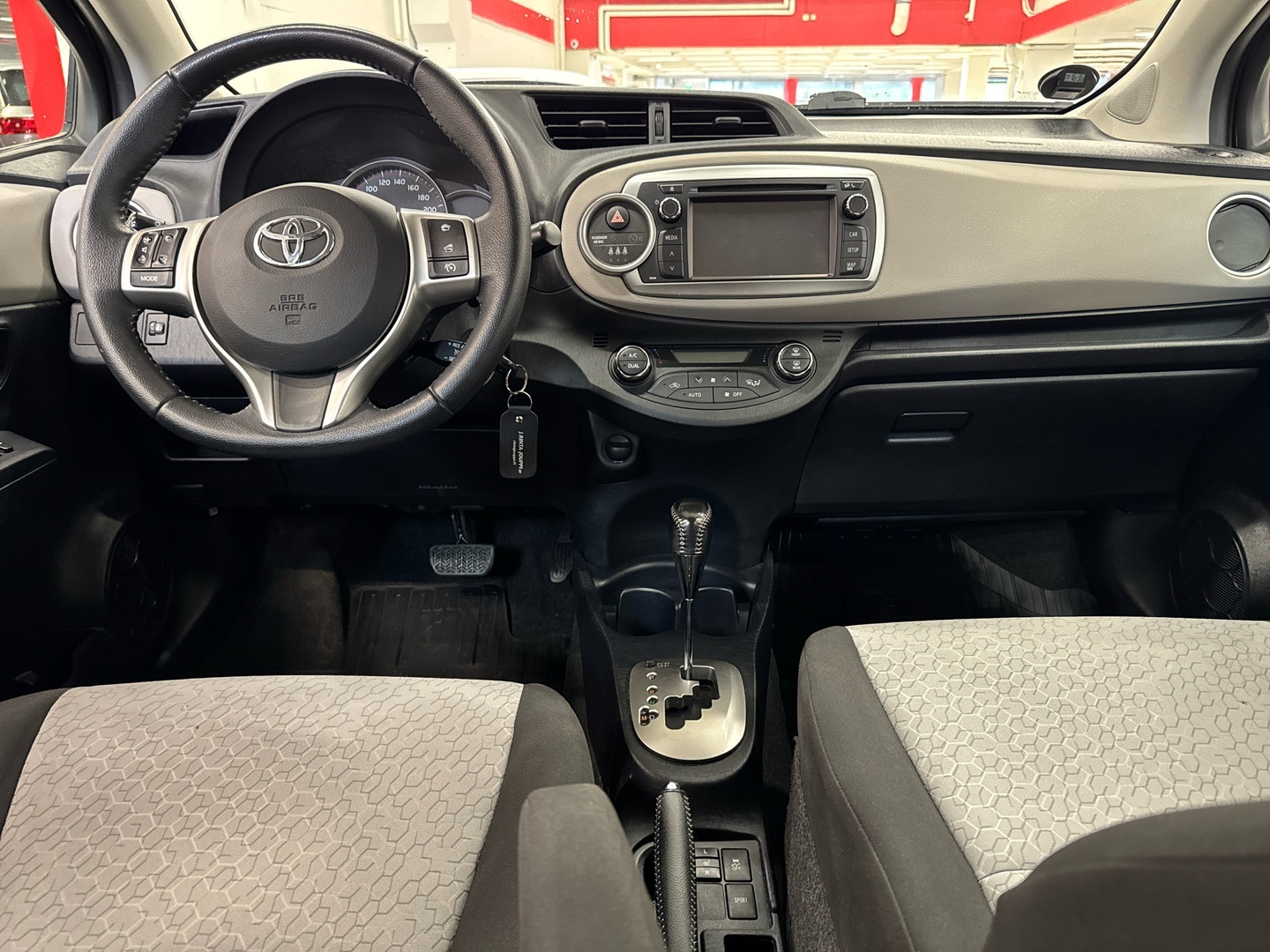 TOYOTA Yaris 2012