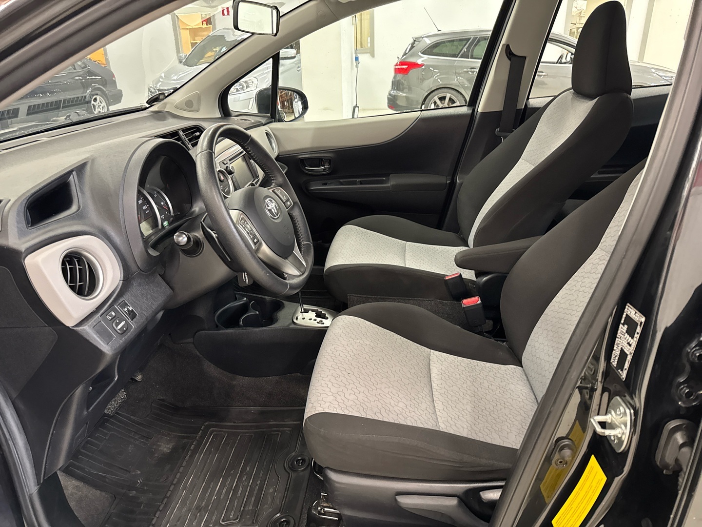 TOYOTA Yaris 2012