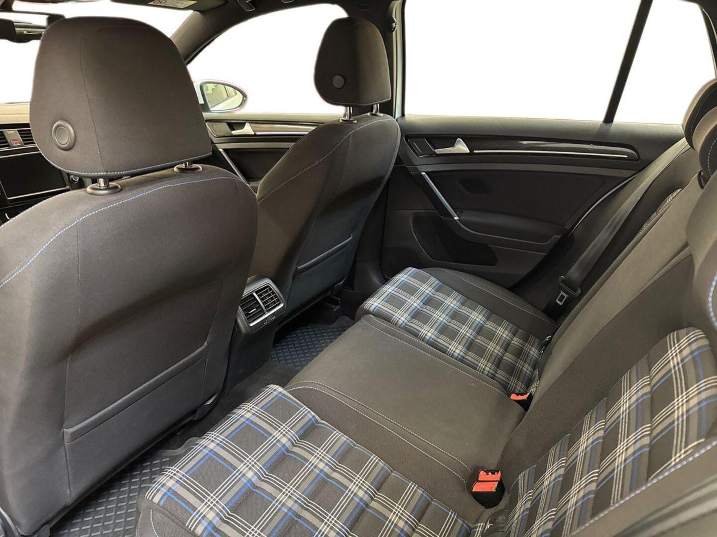 VOLKSWAGEN Golf 2015