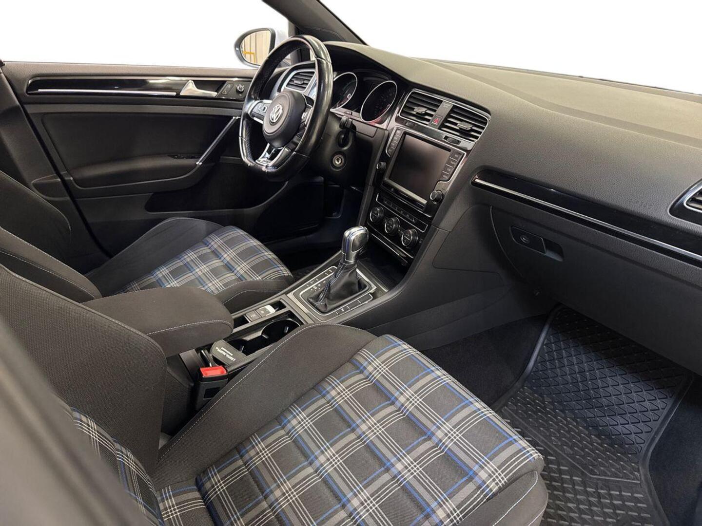 VOLKSWAGEN Golf 2015