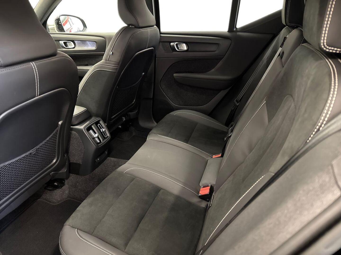 VOLVO XC40 2023