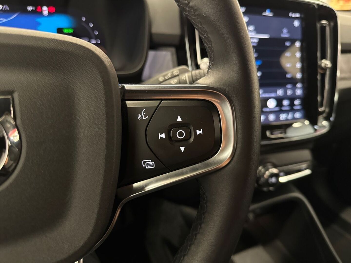 VOLVO XC40 2023