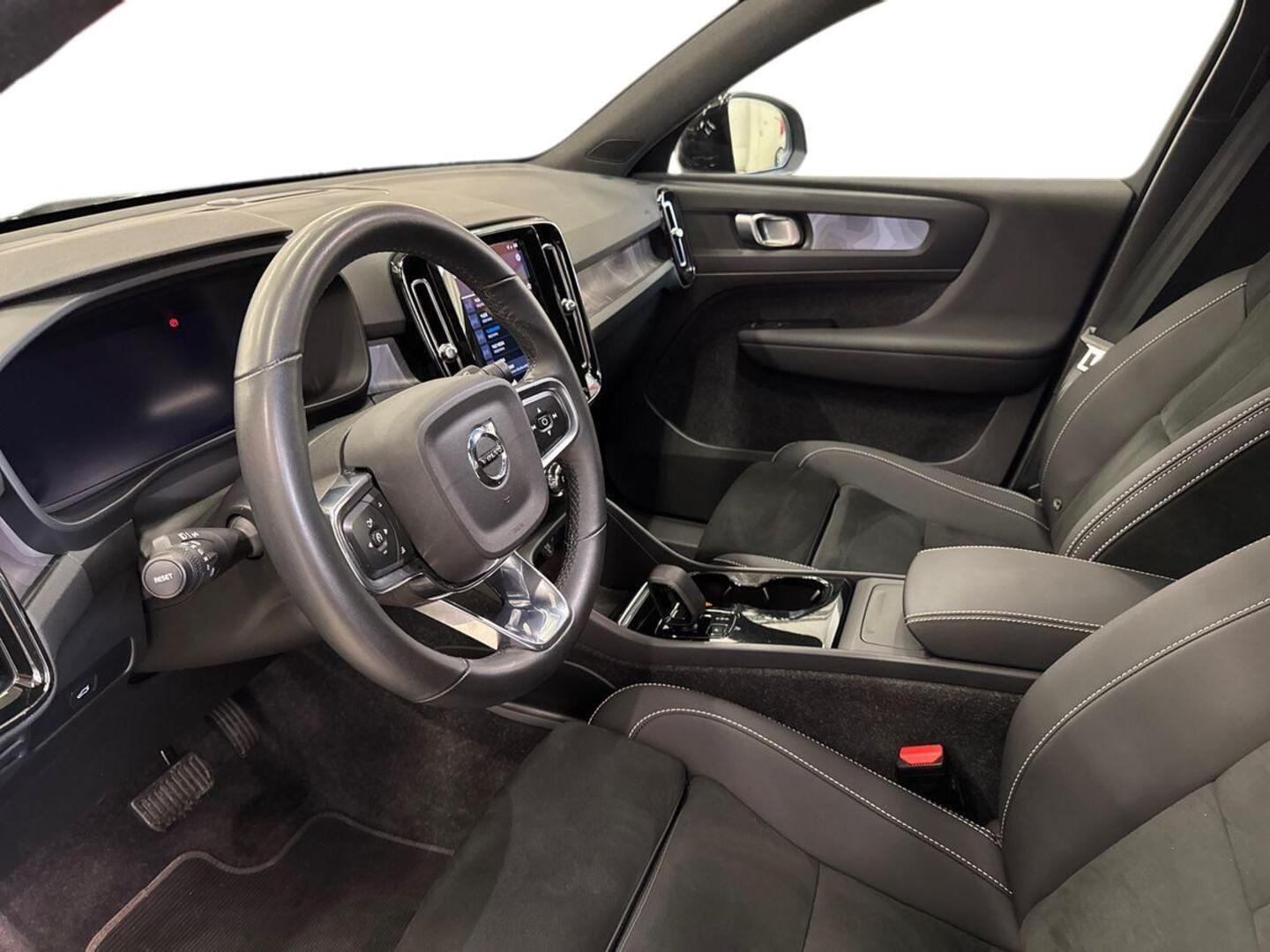 VOLVO XC40 2023
