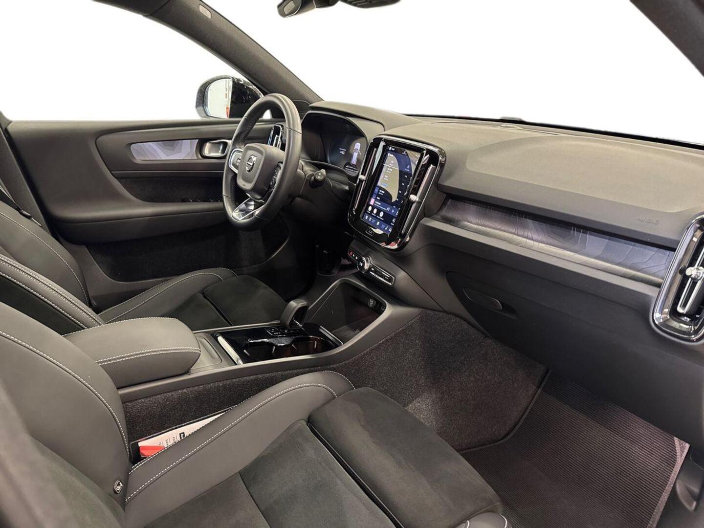 VOLVO XC40 2023