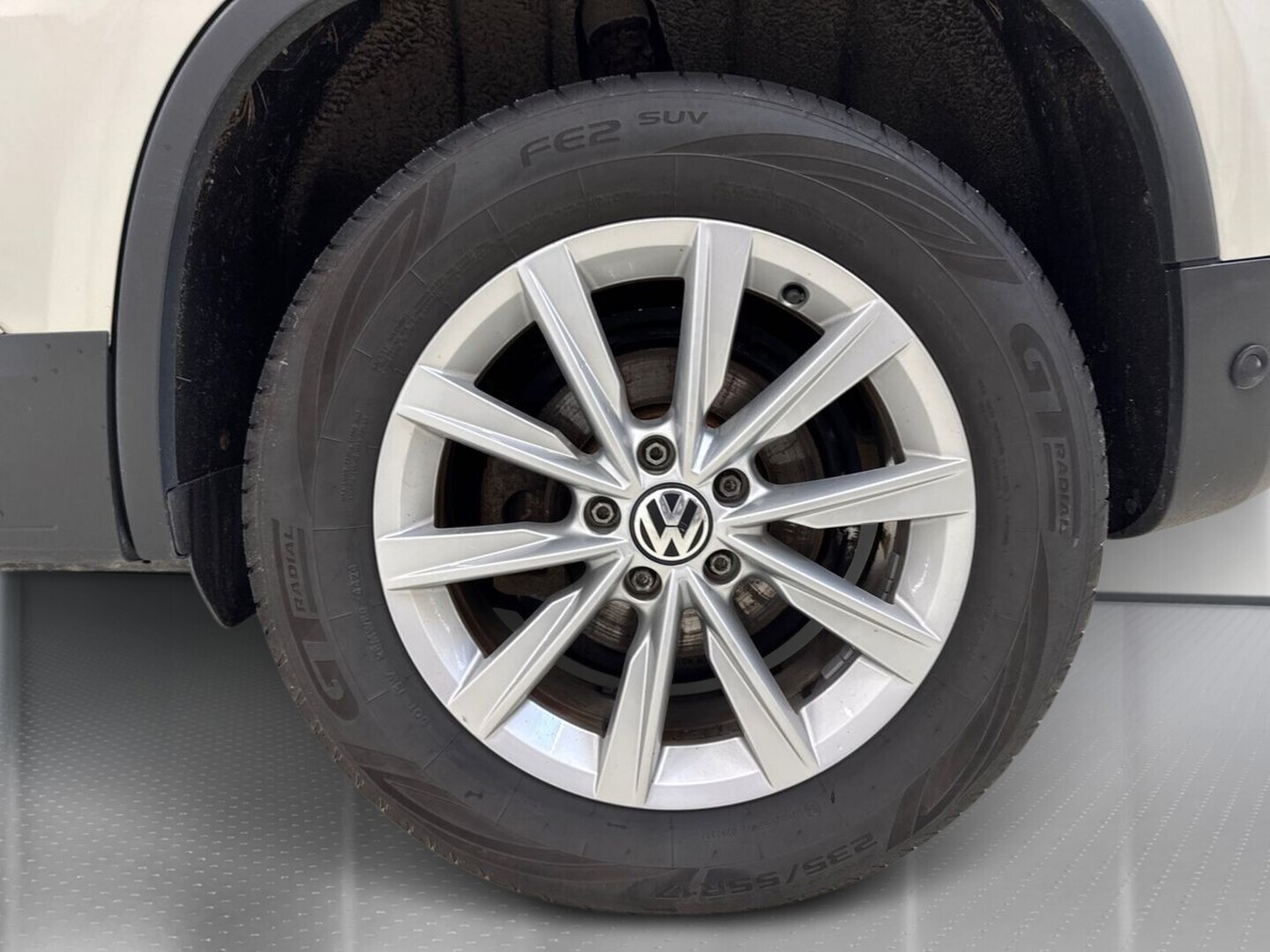 VOLKSWAGEN Tiguan 13