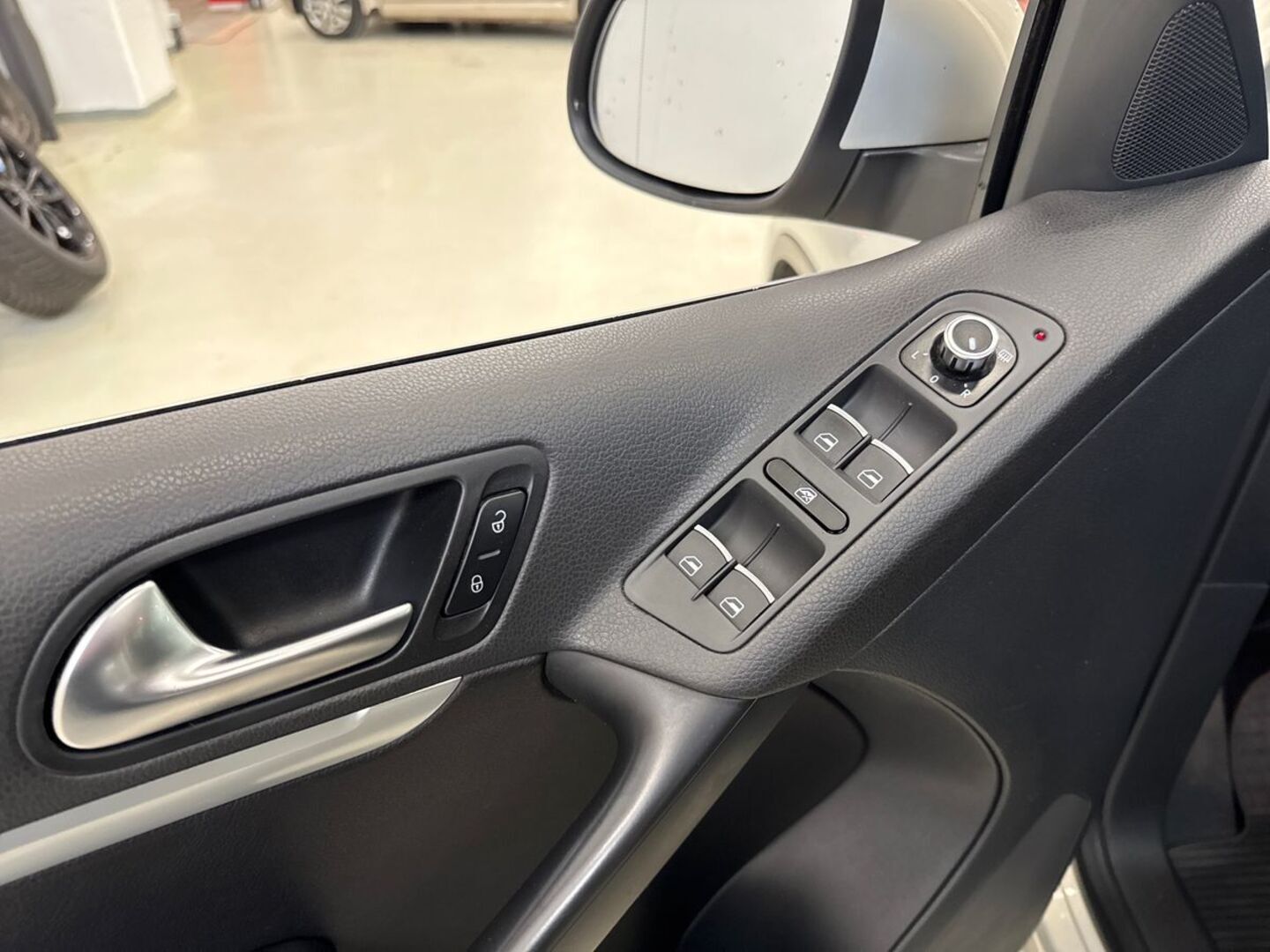 VOLKSWAGEN Tiguan 15