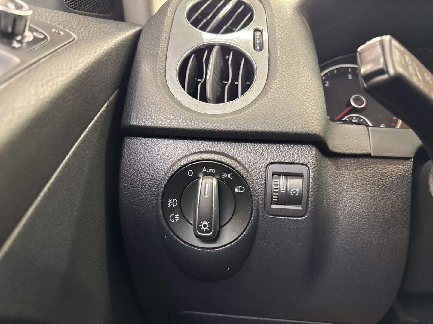 VOLKSWAGEN Tiguan 18