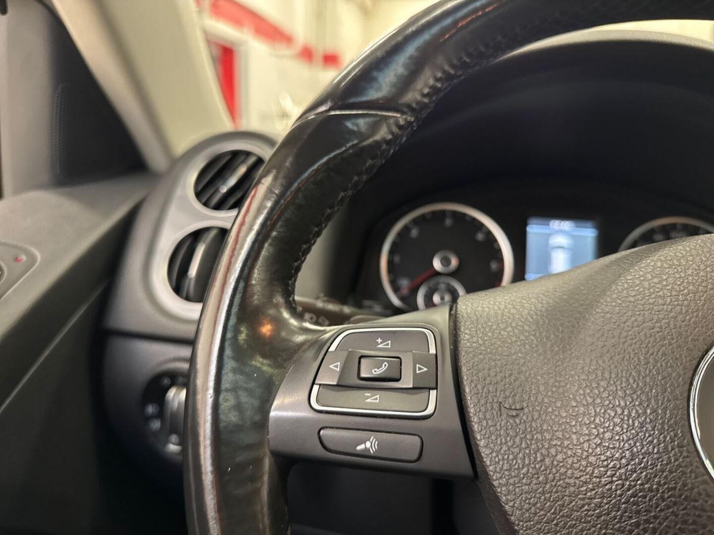 VOLKSWAGEN Tiguan 23