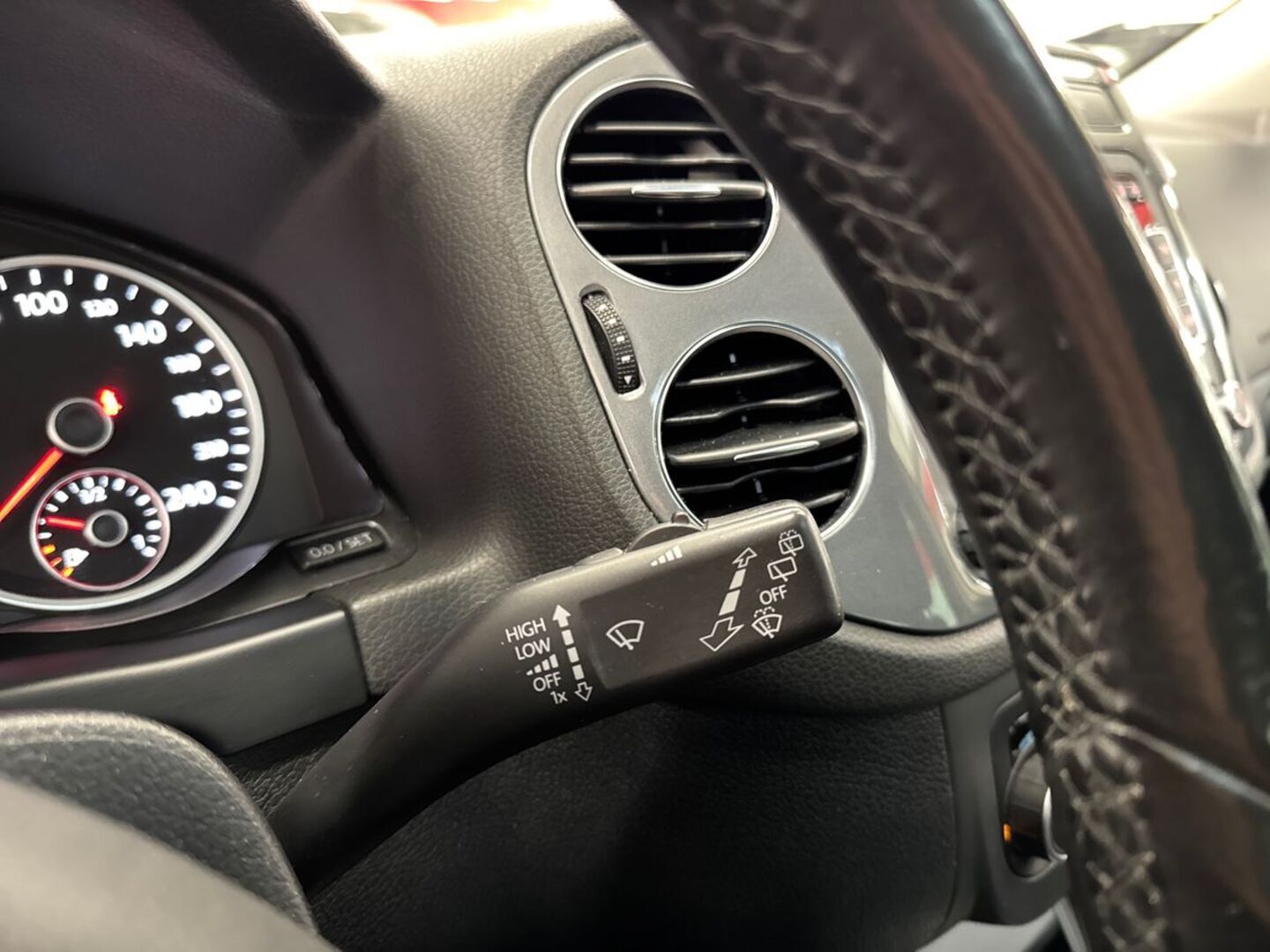 VOLKSWAGEN Tiguan 24