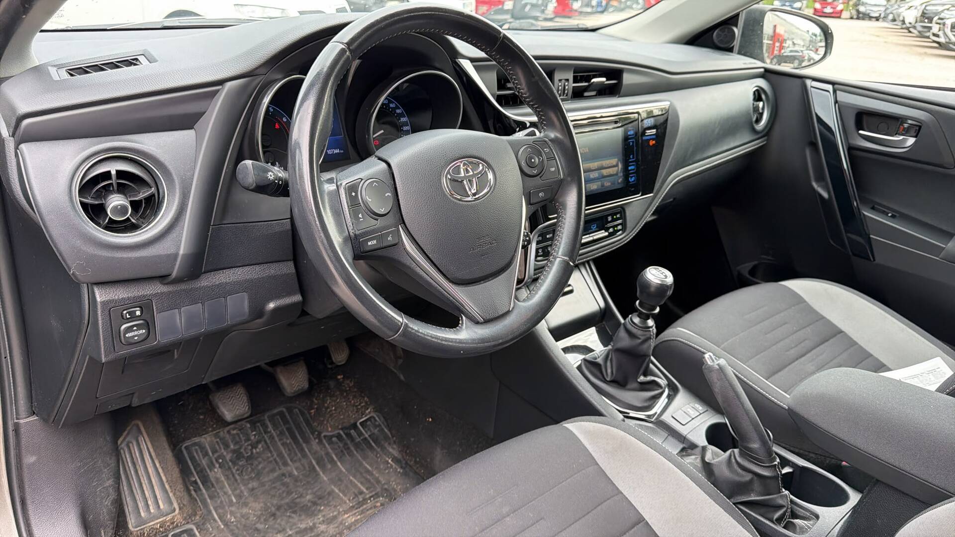 TOYOTA Auris 2016