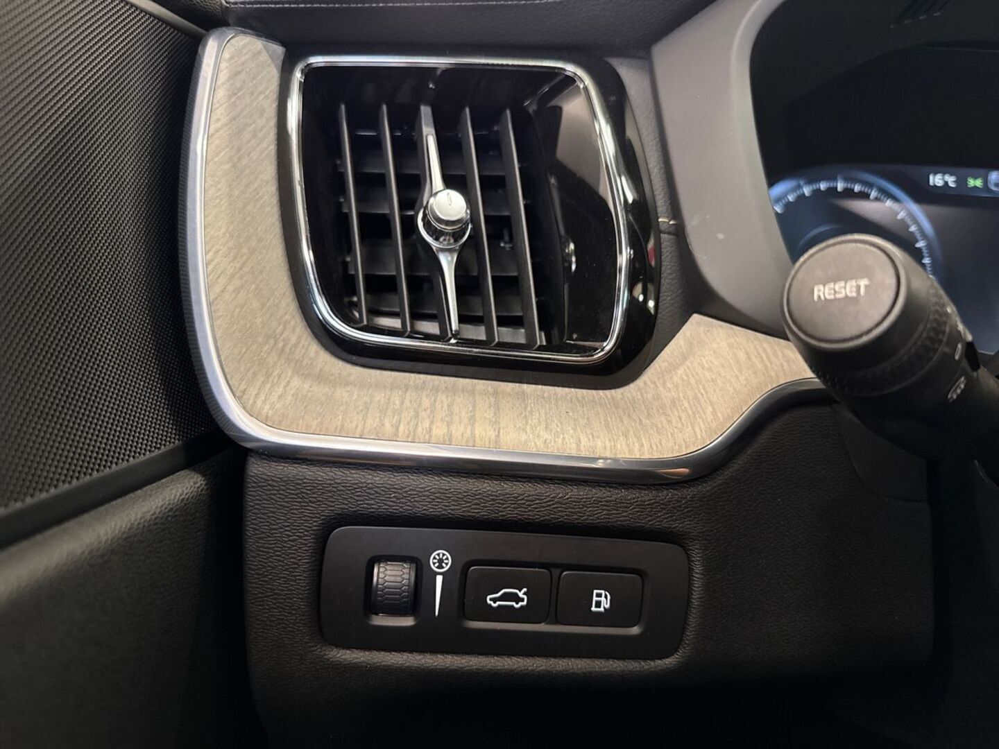 VOLVO XC60 18