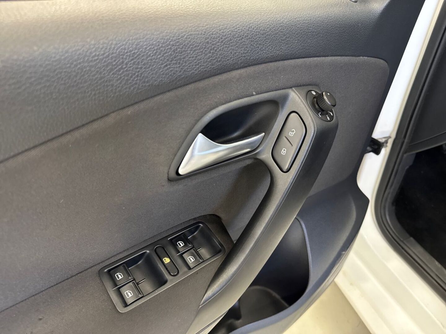 VOLKSWAGEN Polo 2012