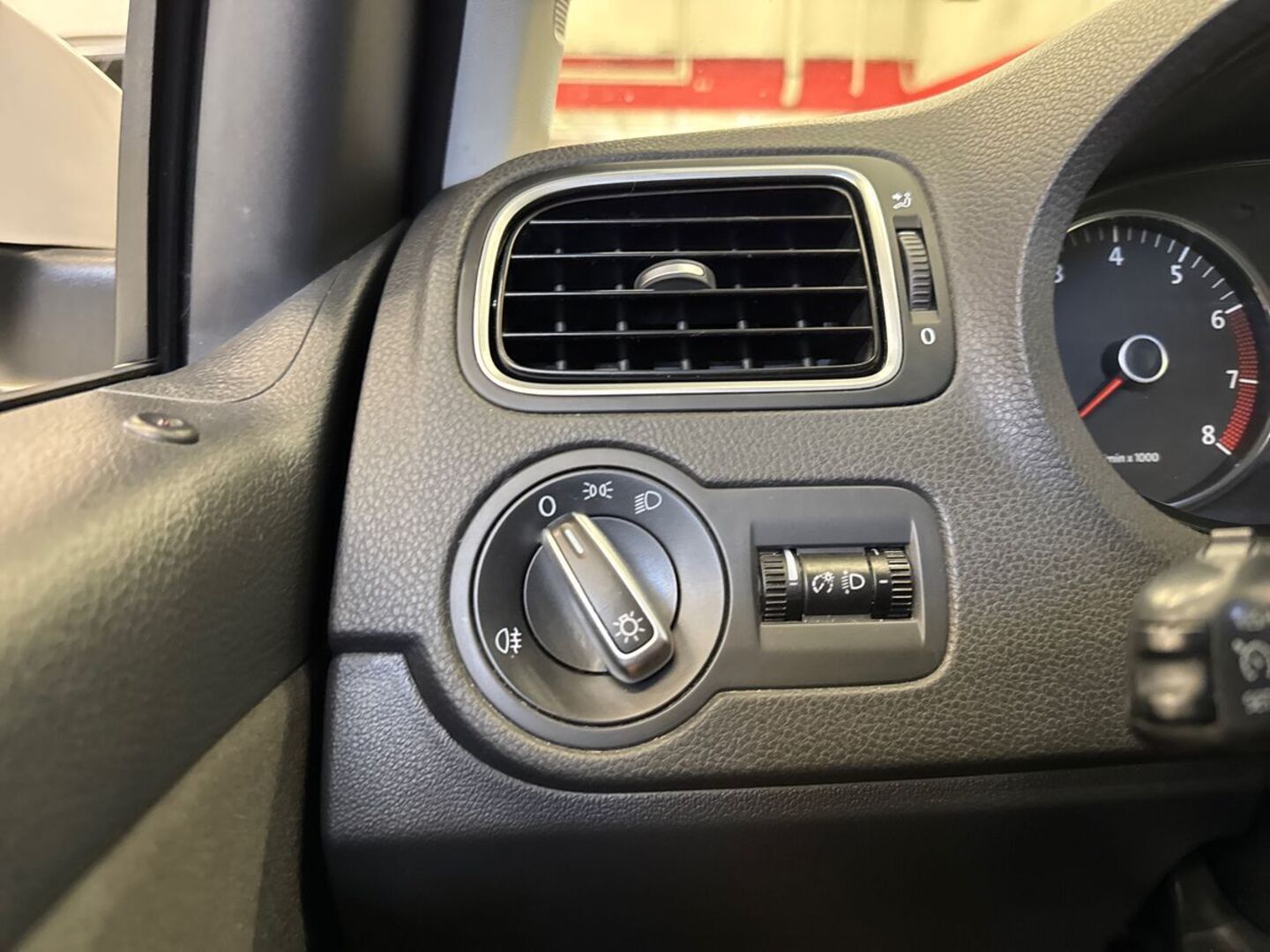 VOLKSWAGEN Polo 2012