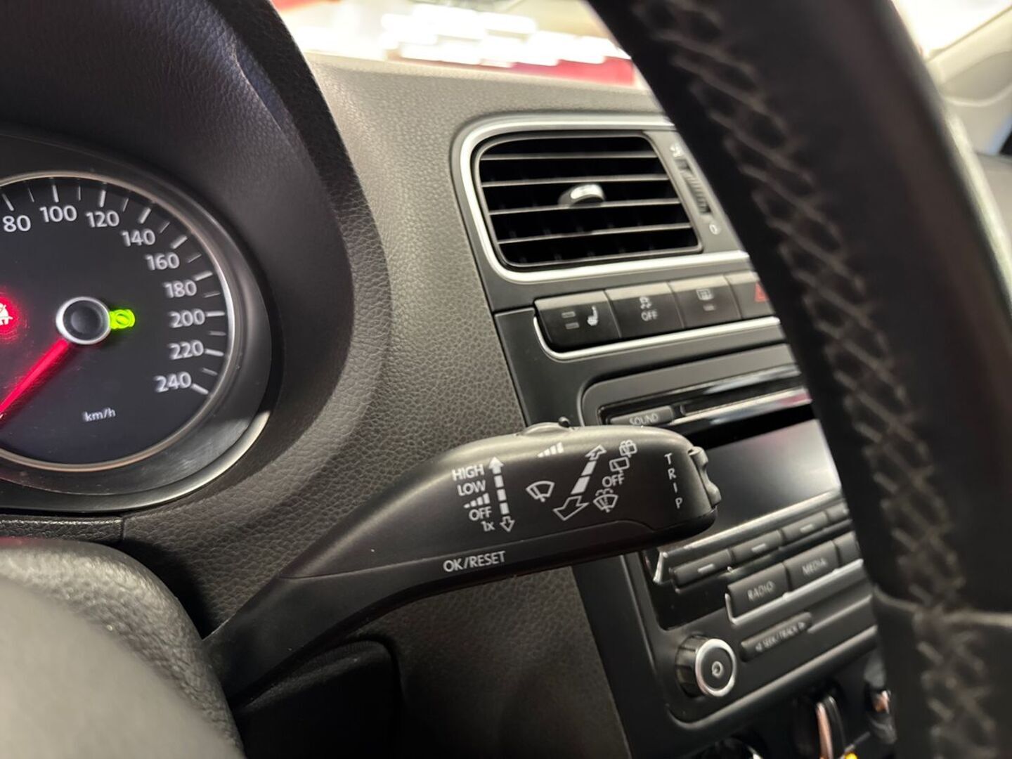 VOLKSWAGEN Polo 2012