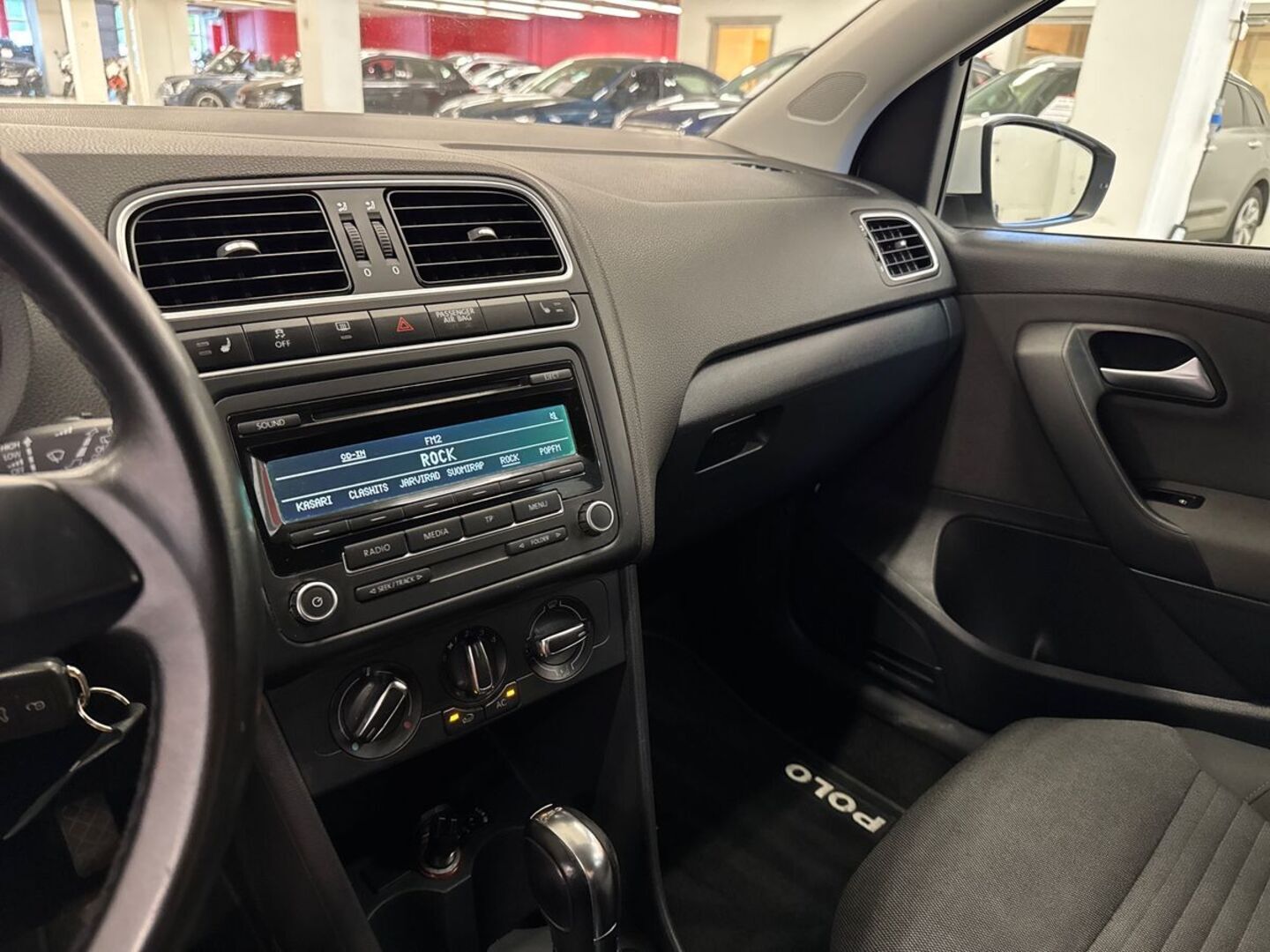 VOLKSWAGEN Polo 2012