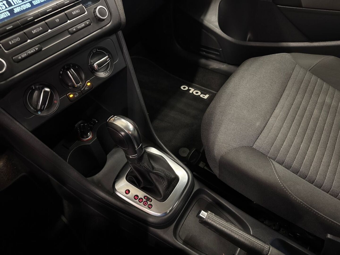 VOLKSWAGEN Polo 2012