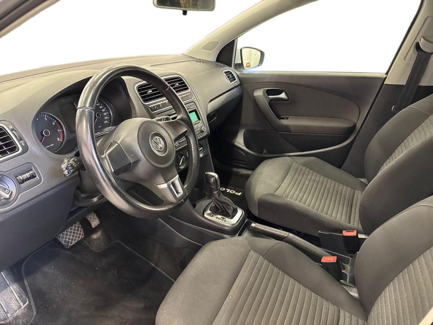 VOLKSWAGEN Polo 2012