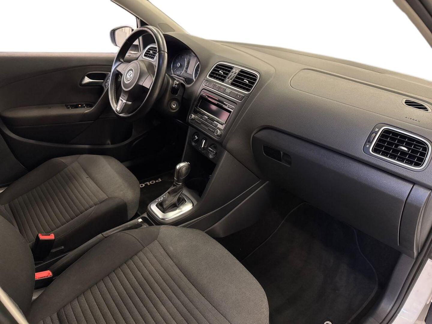 VOLKSWAGEN Polo 2012
