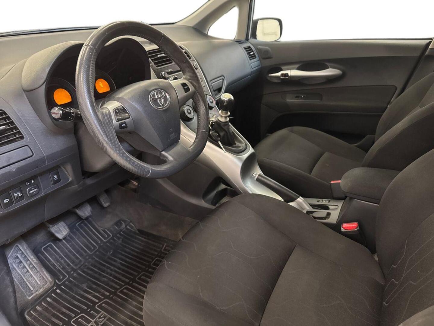 TOYOTA Auris 2010
