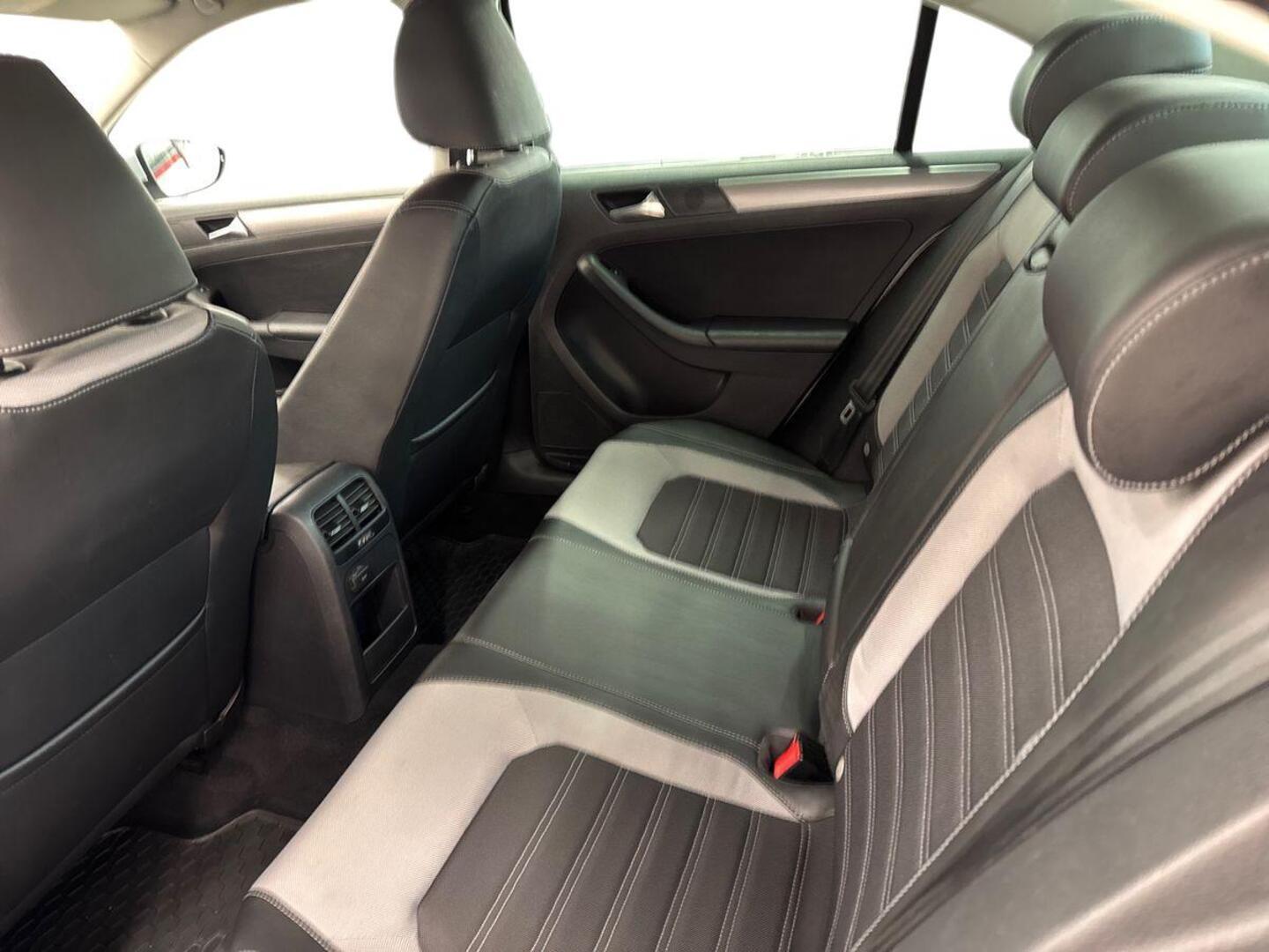 VOLKSWAGEN Jetta 10