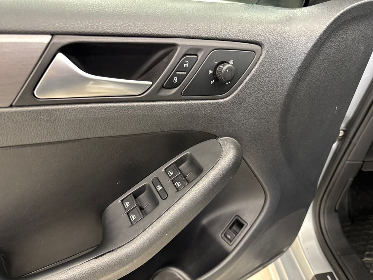 VOLKSWAGEN Jetta 15