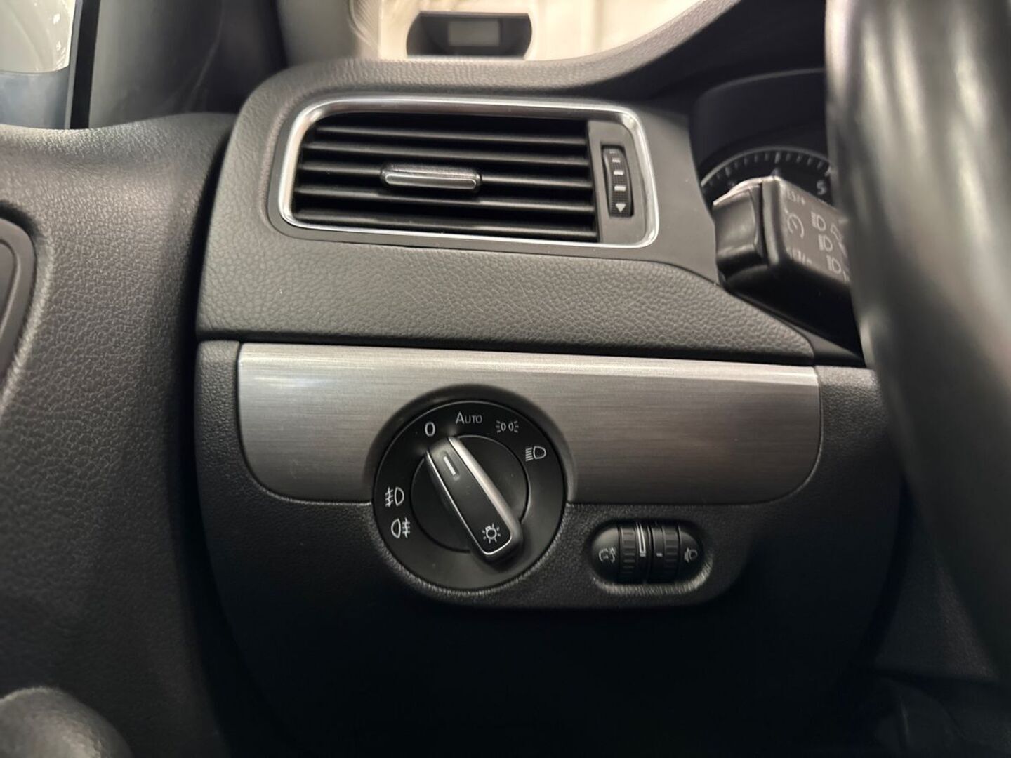 VOLKSWAGEN Jetta 17
