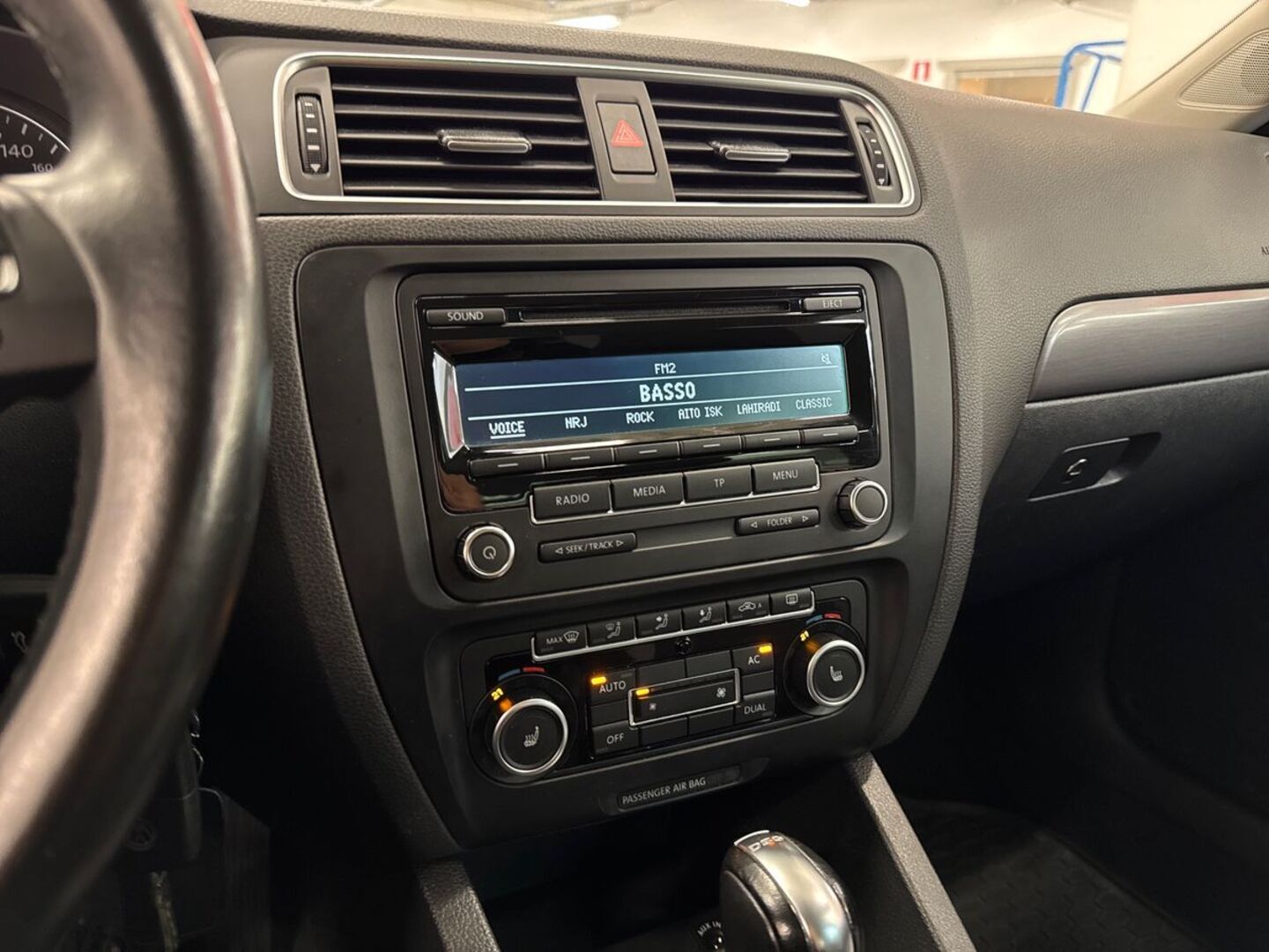 VOLKSWAGEN Jetta 25